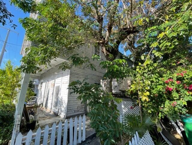301 Elizabeth Street Key West, FL 33040 - Photo 4 of 6 a backyard of a house with lots of green space
