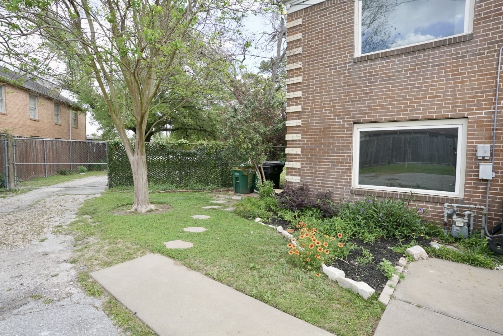3309 Lawrence Street Houston, TX 77018 - Photo 16 of 21 a backyard of a house with seating space