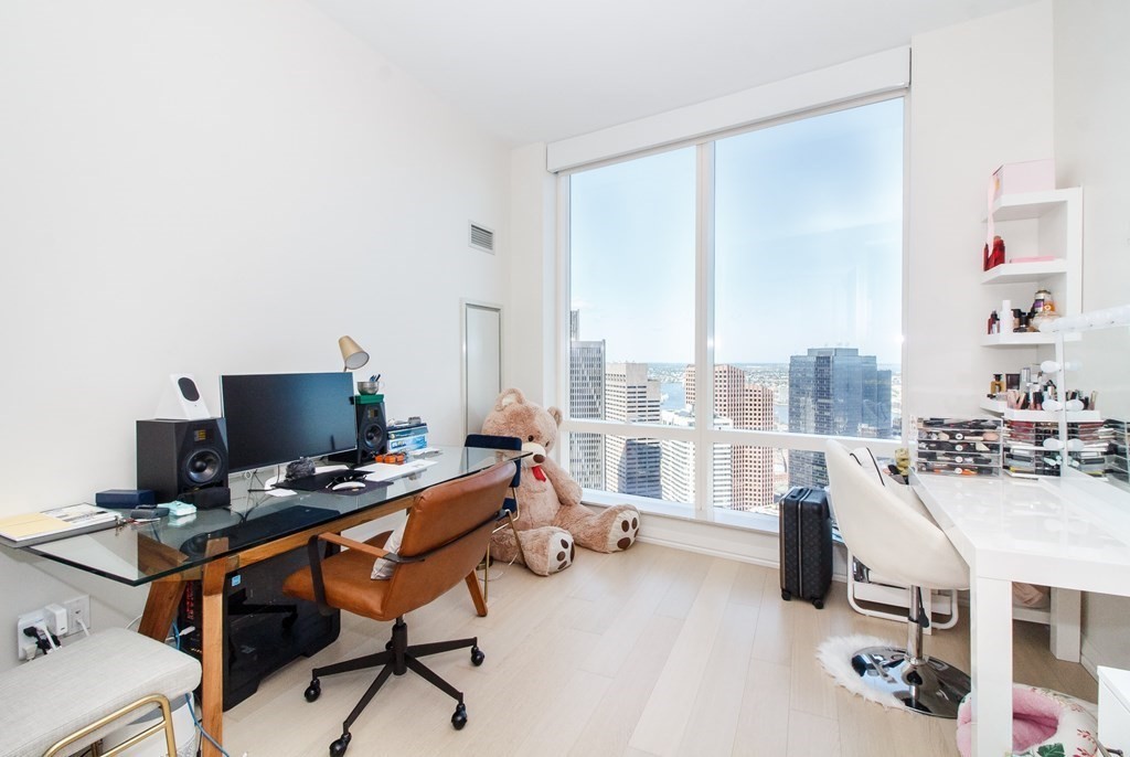 1 Franklin Street, Unit 5205 Boston, MA 02110 - Photo 15 of 40 a workspace with furniture and a window