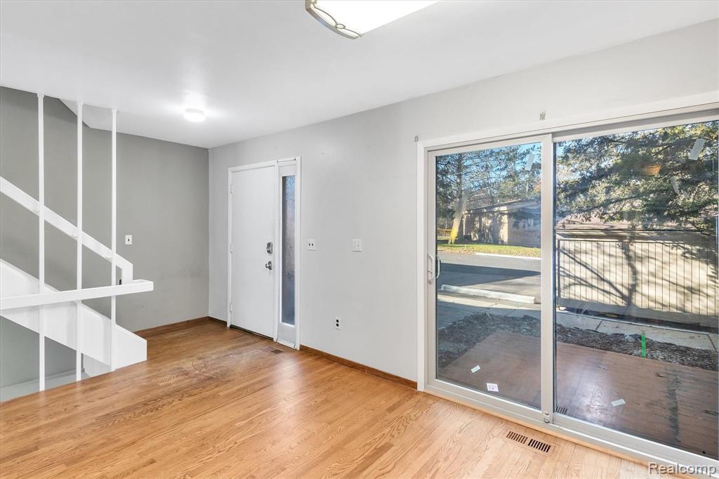 637 Oakbrook West Rochester, MI 48307 - Photo 20 of 45