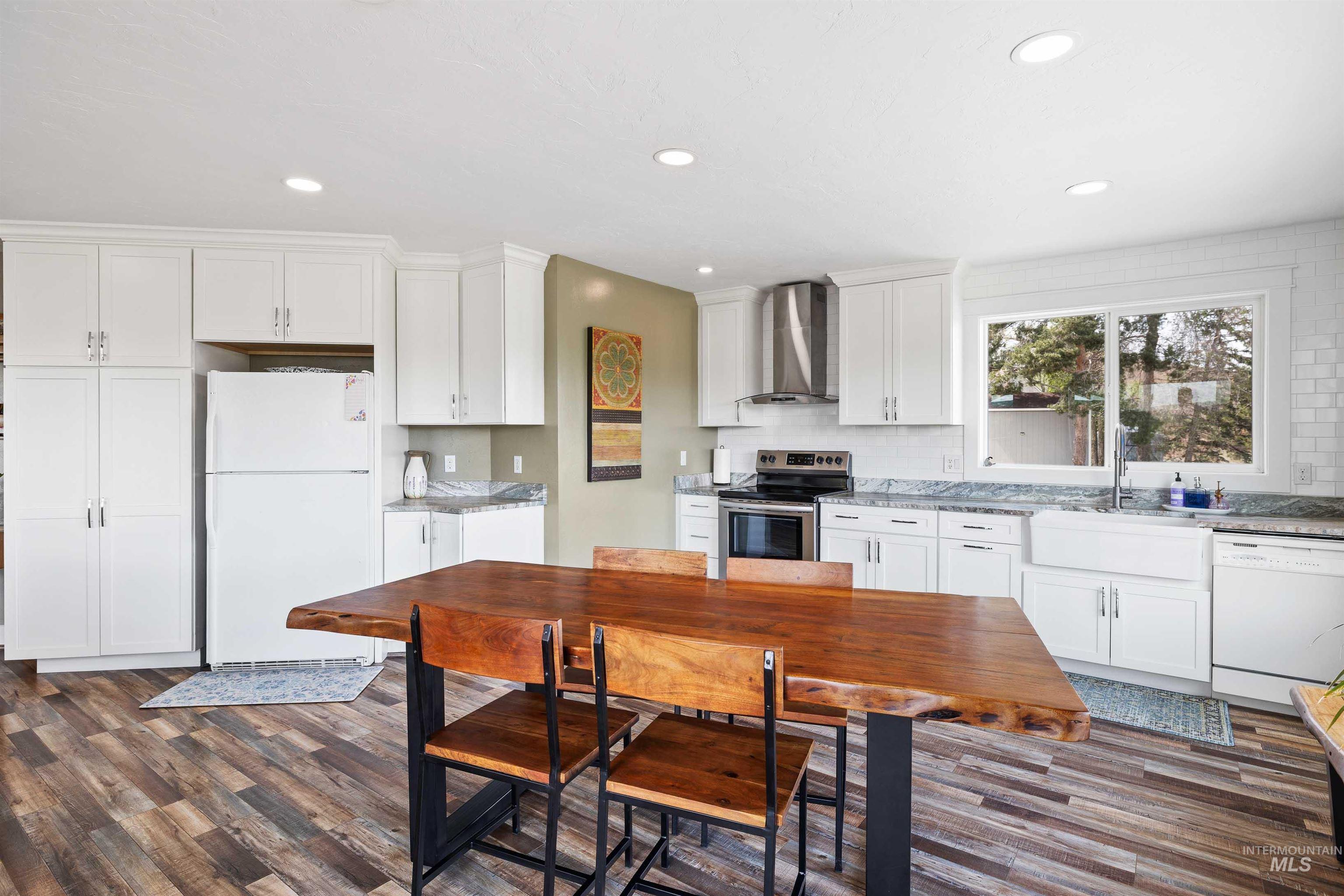 11 Bell Rapids Road Hagerman, ID 83332 - Photo 20 of 40 Modern kitchen featuring wood-finish flooring, white cabinetry with contemporary hardware, and recessed lighting