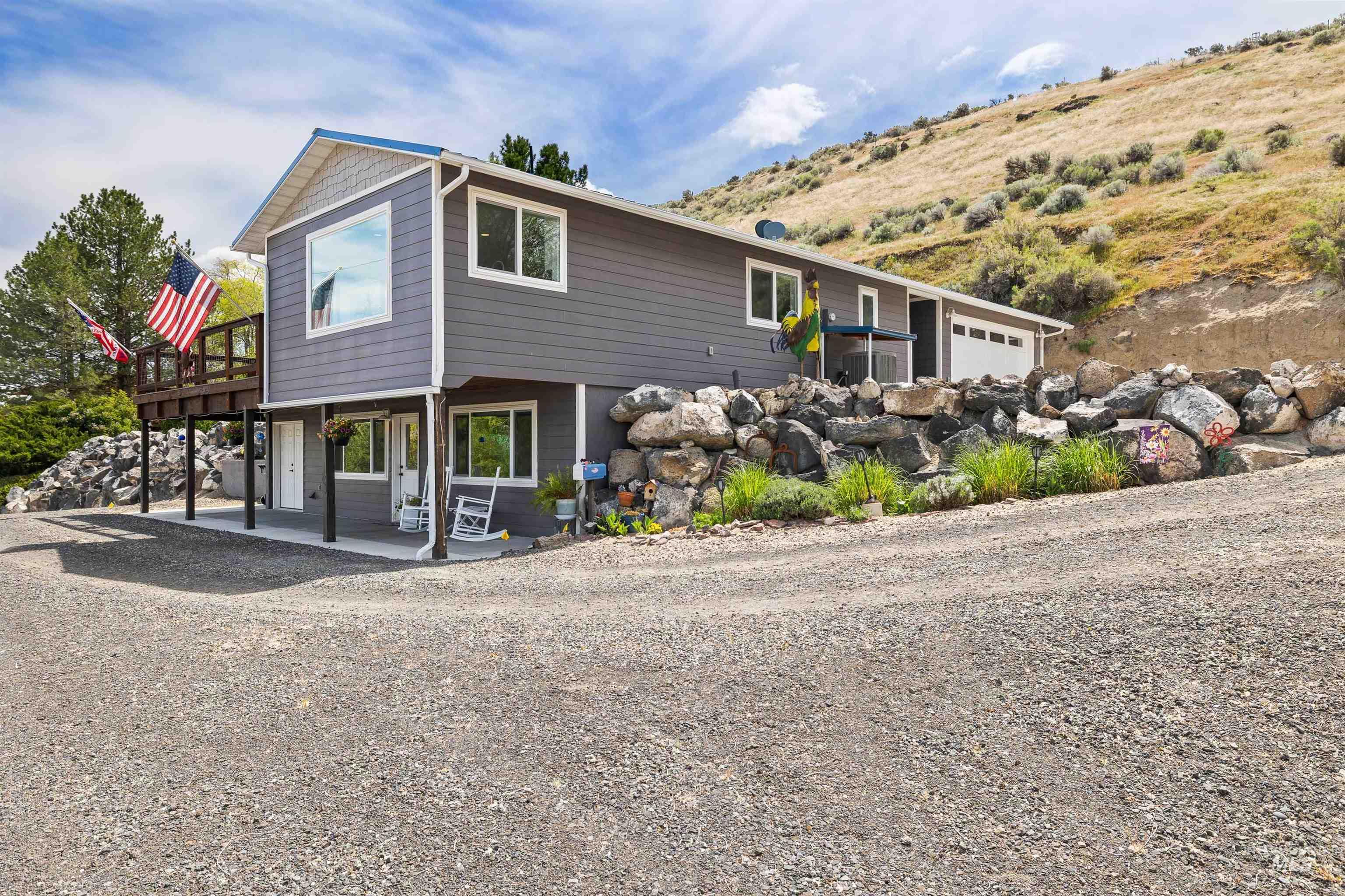 11 Bell Rapids Road Hagerman, ID 83332 - Photo 9 of 40 Multi-level residence featuring gray siding and a light blue roof