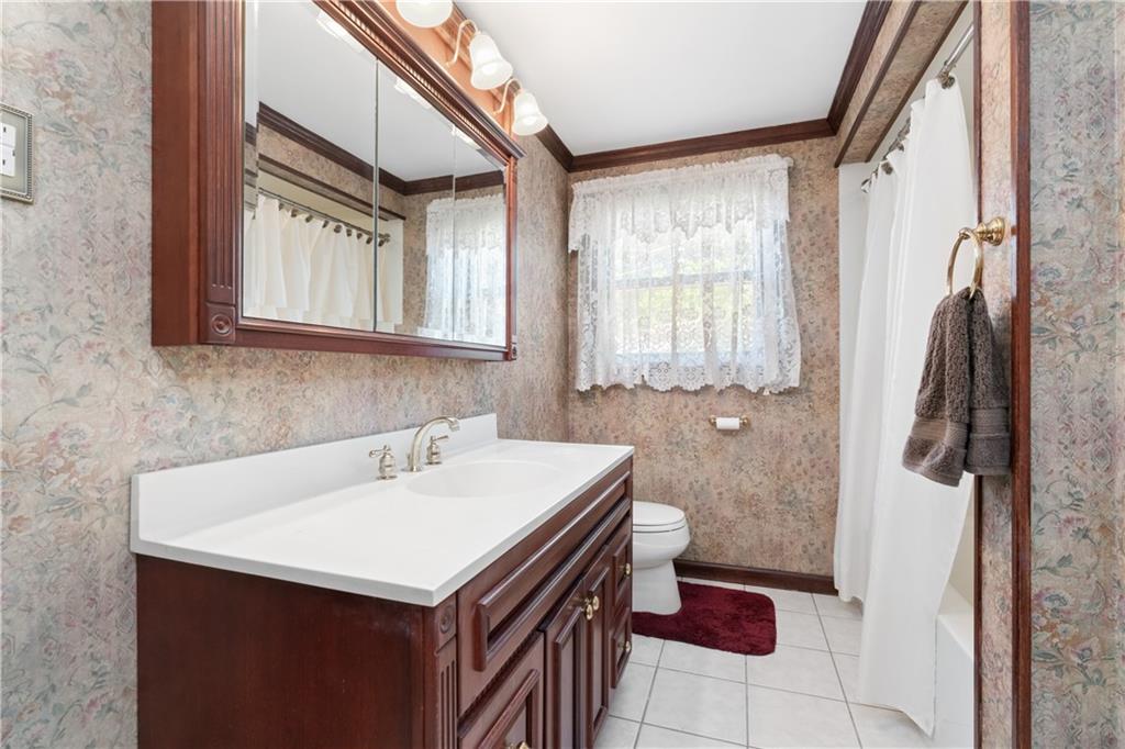 33 Roxbury Road Pittsburgh, PA 15221 - Photo 13 of 28 Full bath - Second floor