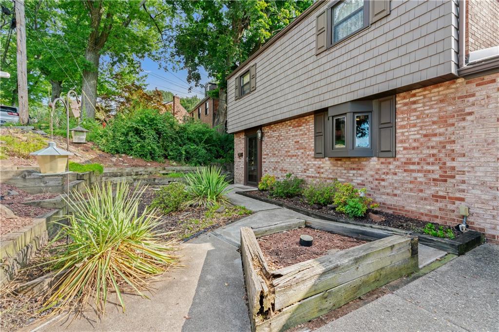 33 Roxbury Road Pittsburgh, PA 15221 - Photo 2 of 28 Gallery Image 2