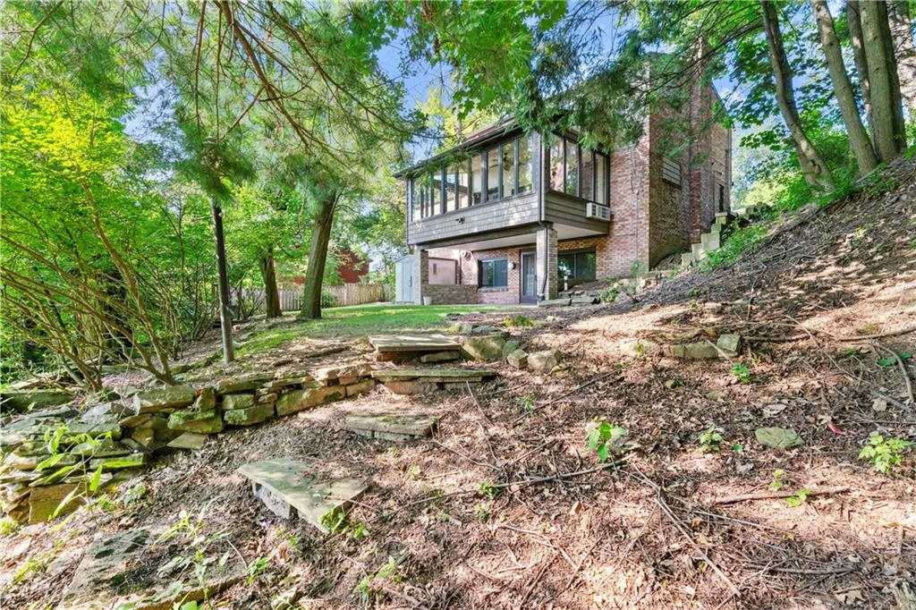 33 Roxbury Road Pittsburgh, PA 15221 - Photo 23 of 28 Back yard view