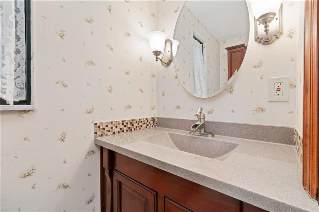33 Roxbury Road Pittsburgh, PA 15221 - Photo 7 of 28 Main level powder room