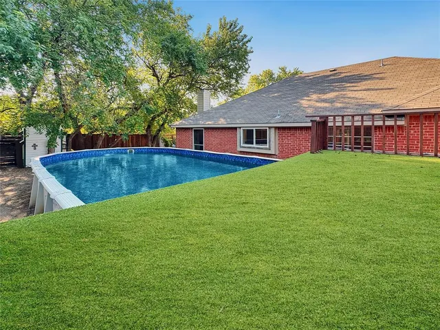 a view of a house with a backyard