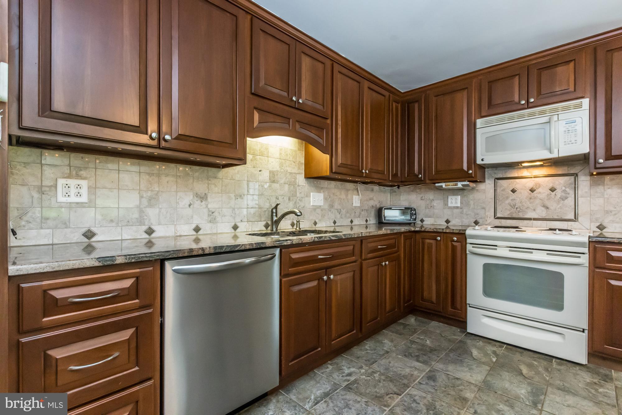 102 Grandview Road Downingtown, PA 19335 - Photo 14 of 43 beautiful eat-in kitchen with granite countertops