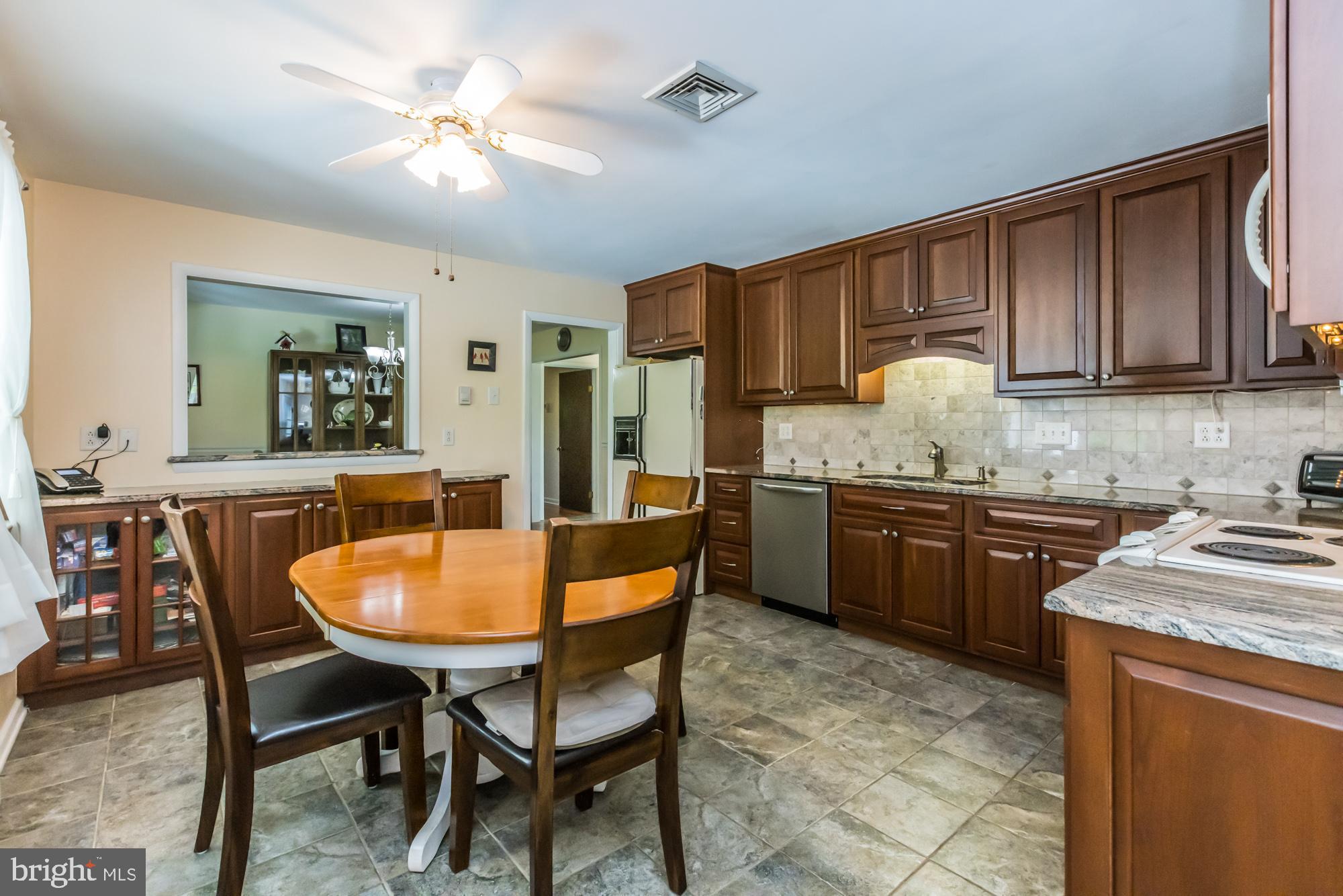 102 Grandview Road Downingtown, PA 19335 - Photo 15 of 43 beautiful eat-in kitchen with granite countertops