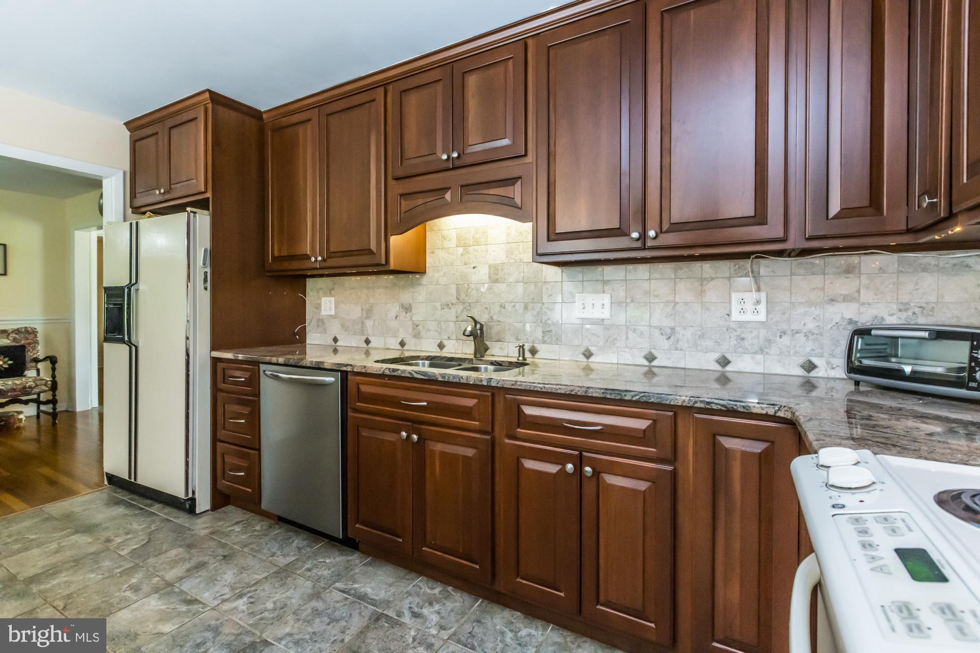 102 Grandview Road Downingtown, PA 19335 - Photo 16 of 43 beautiful eat-in kitchen with granite countertops