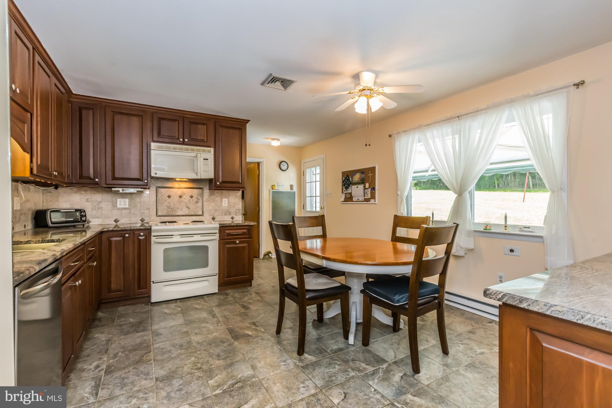 102 Grandview Road Downingtown, PA 19335 - Photo 17 of 43 beautiful eat-in kitchen with granite countertops