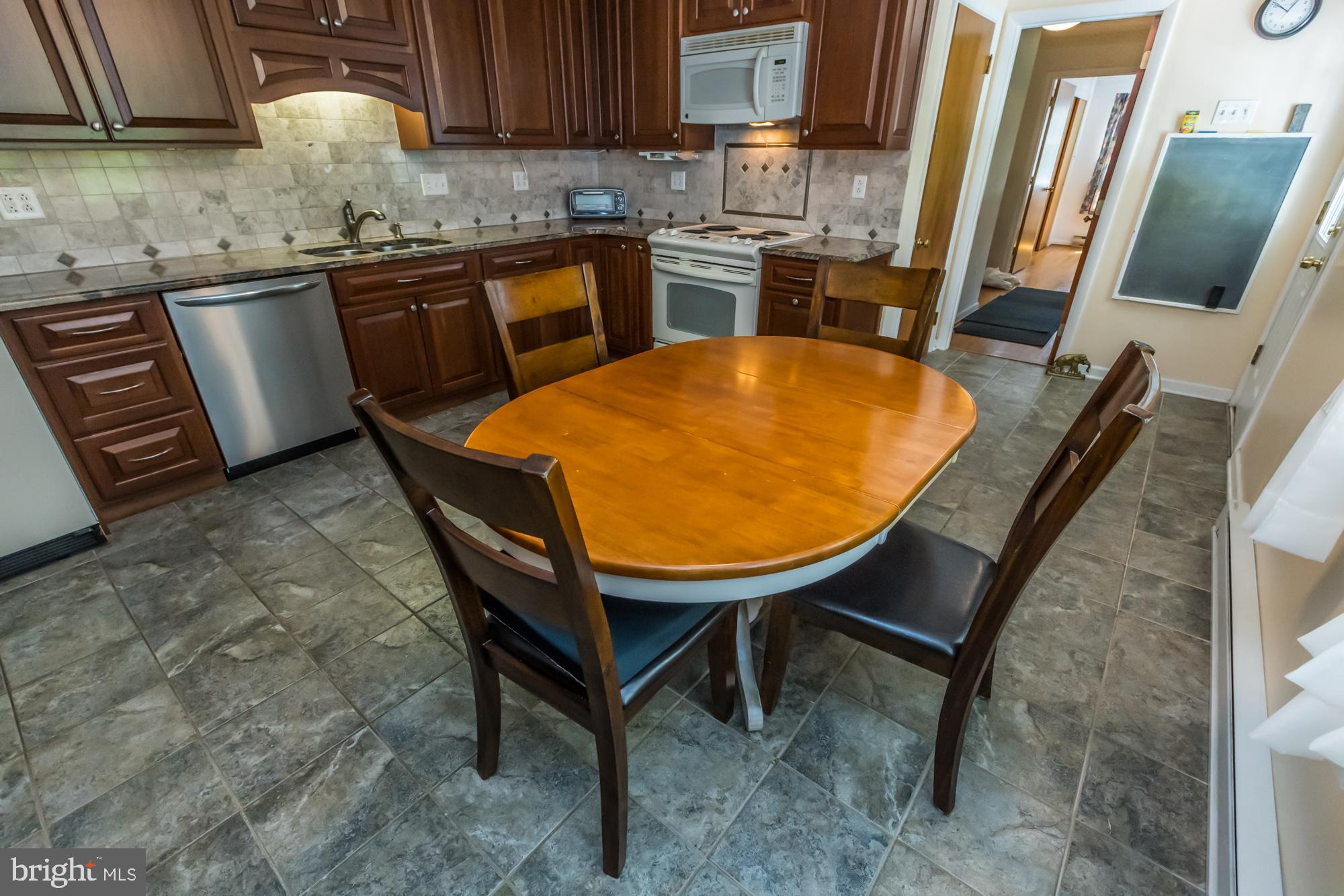 102 Grandview Road Downingtown, PA 19335 - Photo 19 of 43 beautiful eat-in kitchen with granite countertops