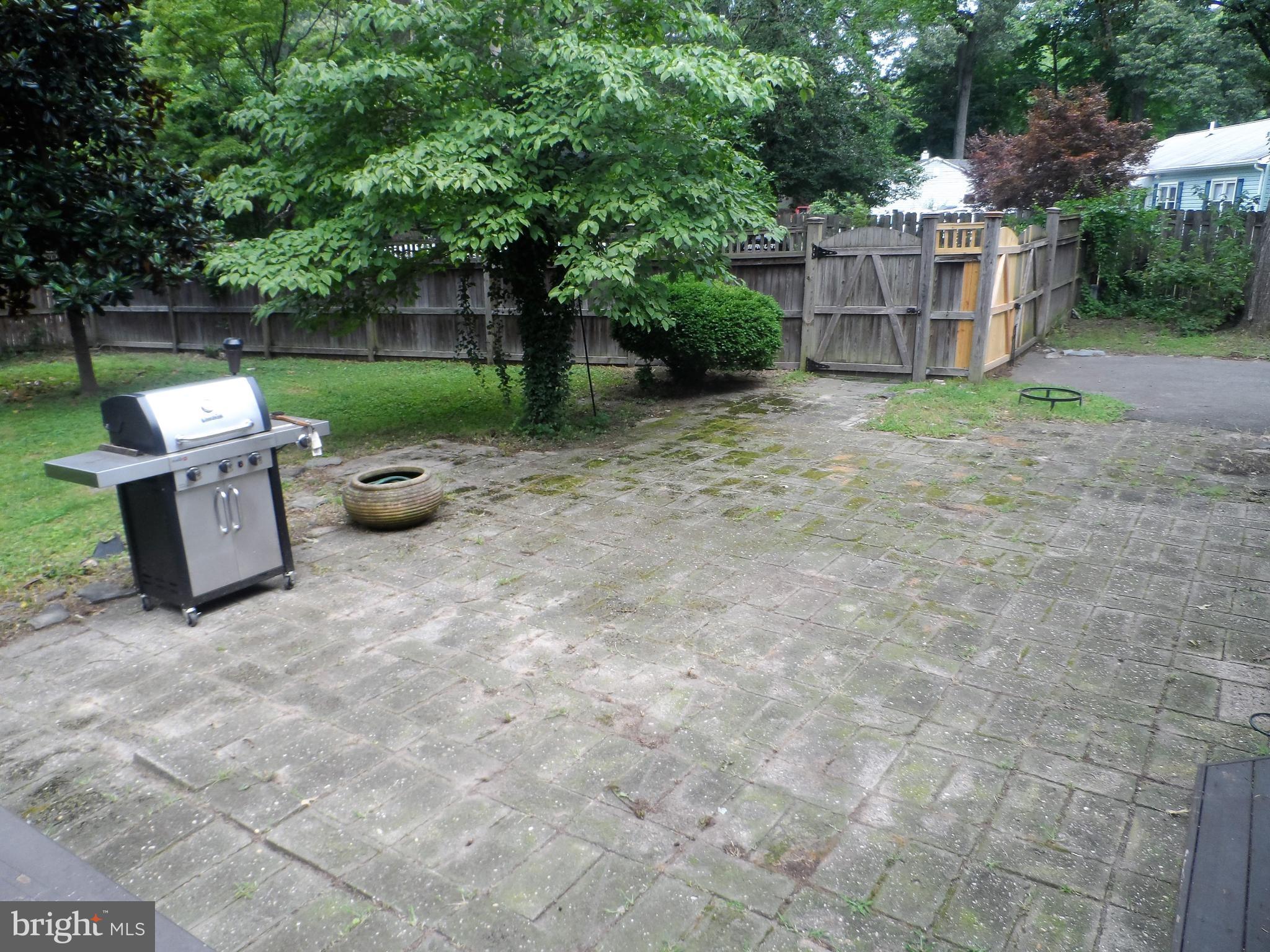 562 Riverside Drive Pasadena, MD 21122 - Photo 4 of 18 Fenced Yard w/Patio Area