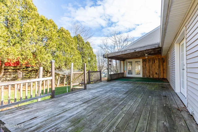 a view of yard with tree