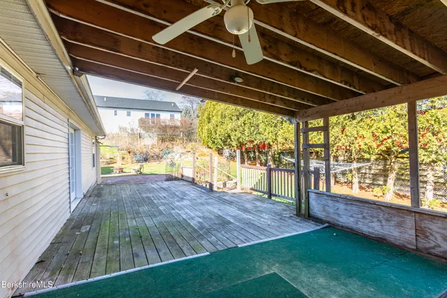 a view of a house with backyard