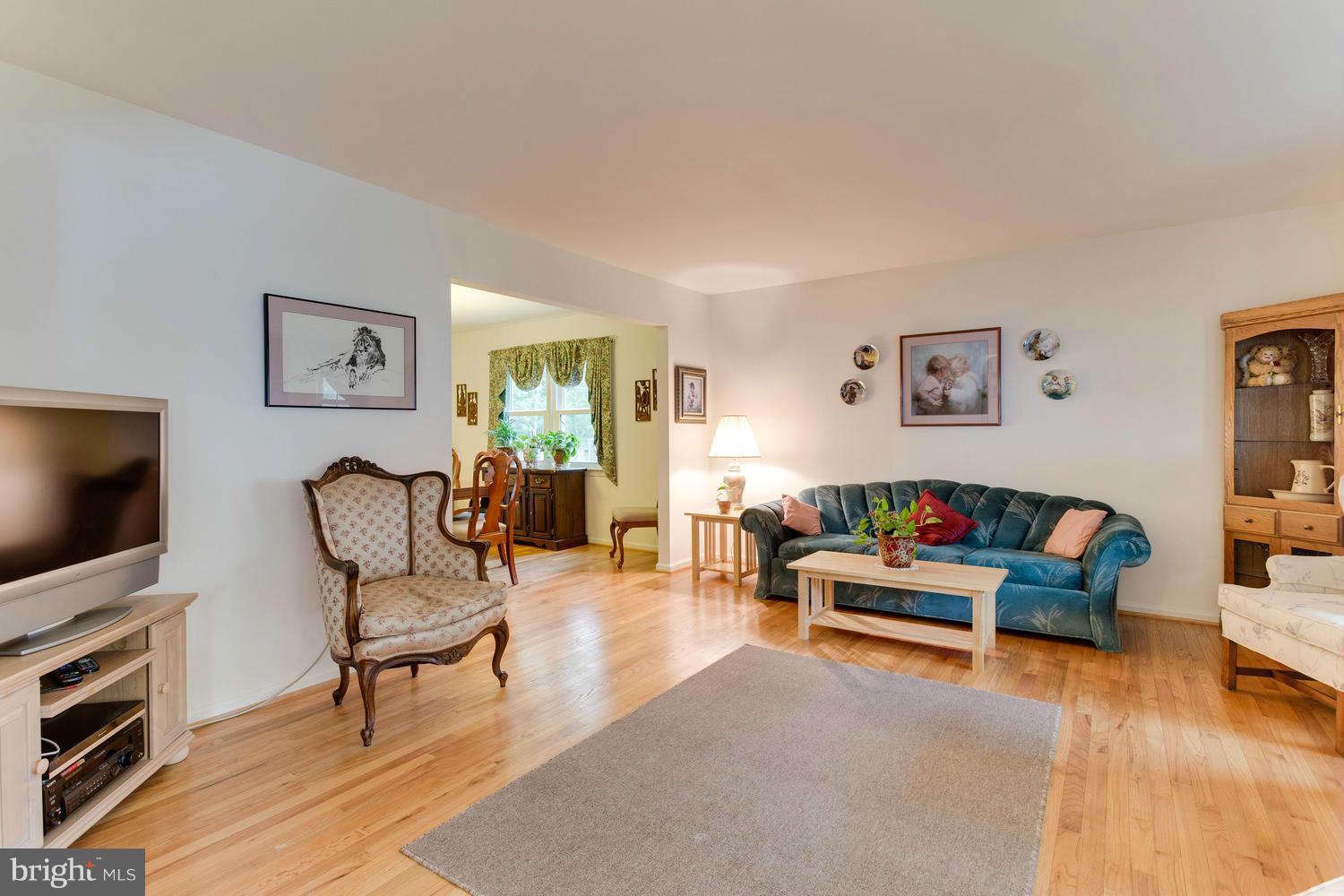 7132 Hamor Lane Springfield, VA 22153 - Photo 5 of 30 Living Room