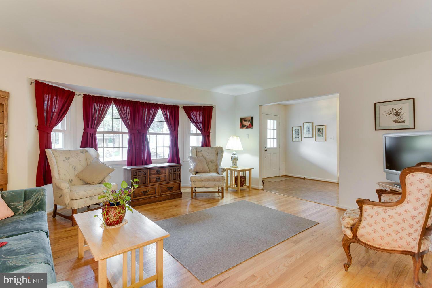 7132 Hamor Lane Springfield, VA 22153 - Photo 6 of 30 Living Room