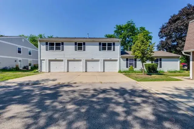 $2,100 | 231 Sunset Court, Unit 231, Vernon Hills, IL 60061