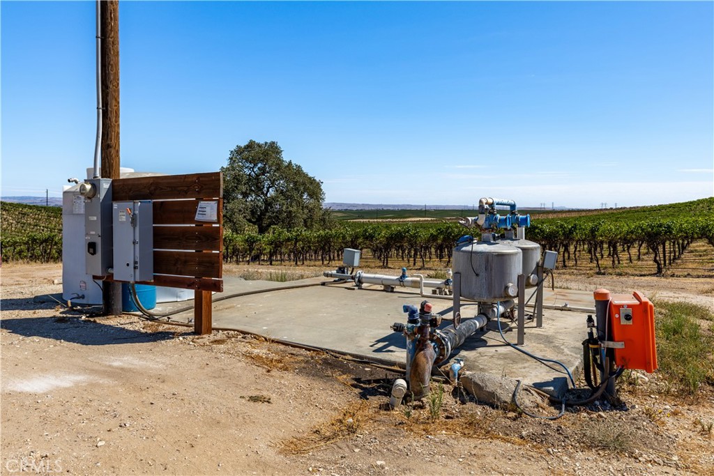 4825 Mill Road Paso Robles, CA 93446 - Photo 32 of 35 a view of a backyard with sitting area