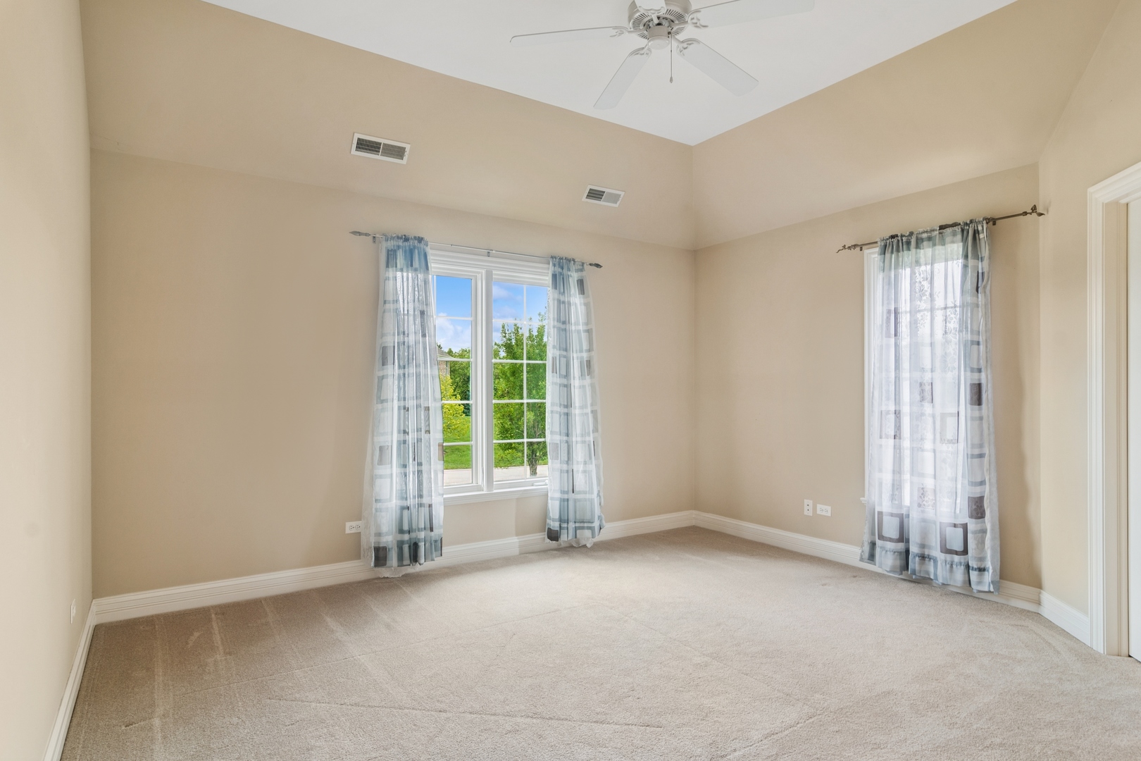 22292 North Prairie Lane Kildeer, IL 60047 - Photo 52 of 85 an empty room with windows