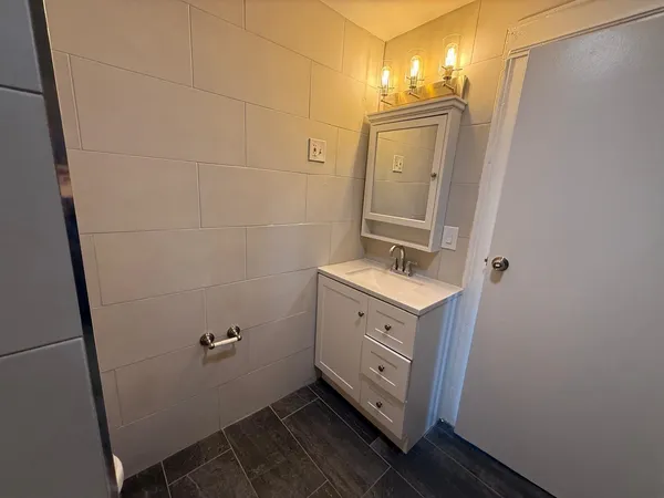 $2,600 | 221 Wilkinson Avenue, Unit 2, Jersey City, NJ 07305