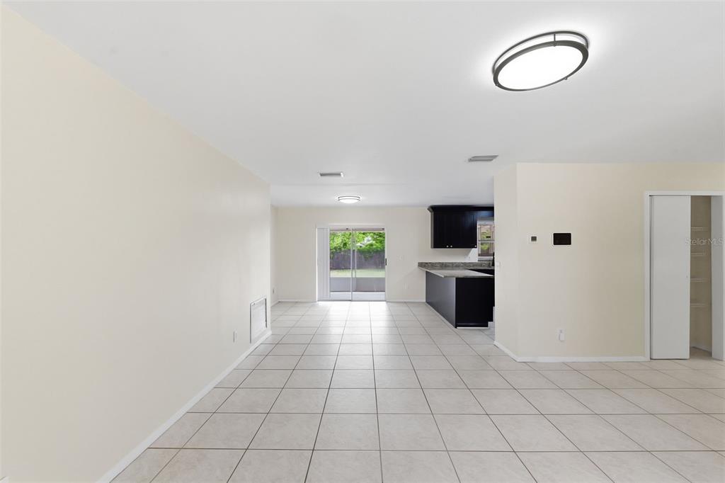 9707 Mary Avenue Tampa, FL 33612 - Photo 7 of 31