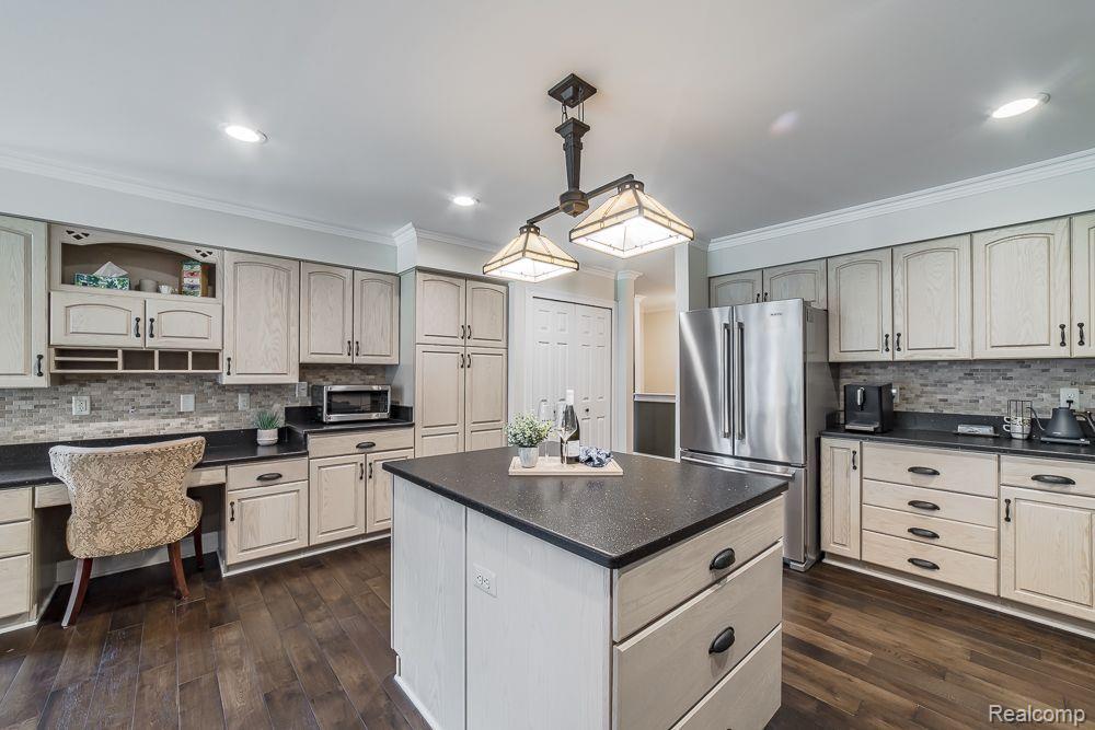 8360 Woodview Road Clarkston, MI 48348 - Photo 18 of 61 Tons of cabintery & new French door fridge (2024)