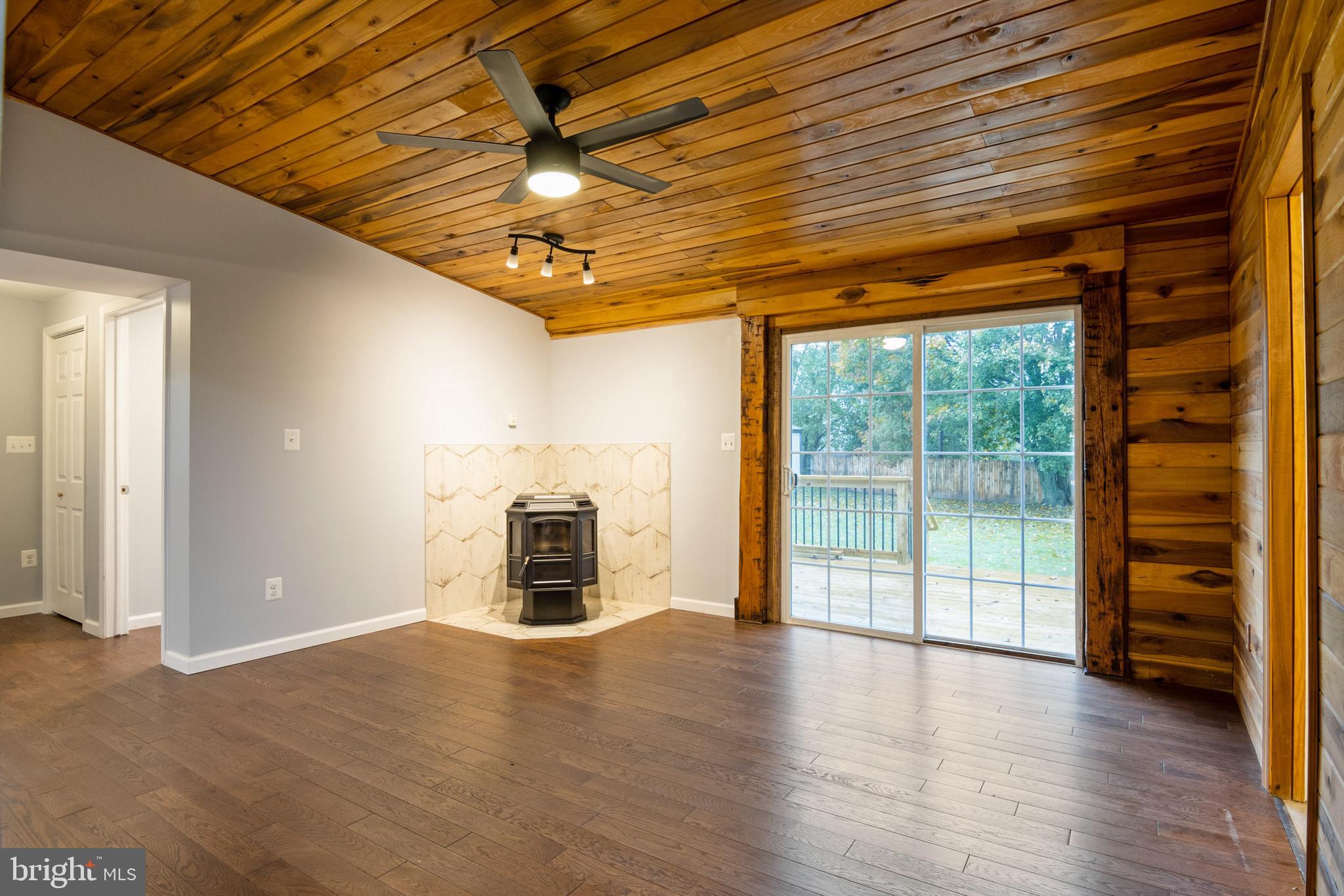 21713 Middletown Road Freeland, MD 21053 - Photo 6 of 41 Living room
