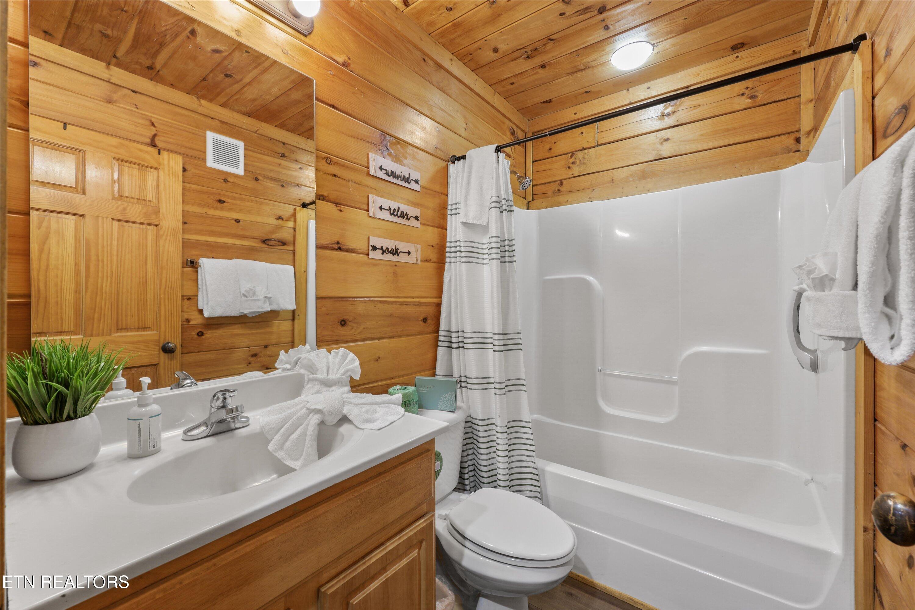 2012 Bear Creek Way Sevierville, TN 37862 - Photo 14 of 42 Bathroom