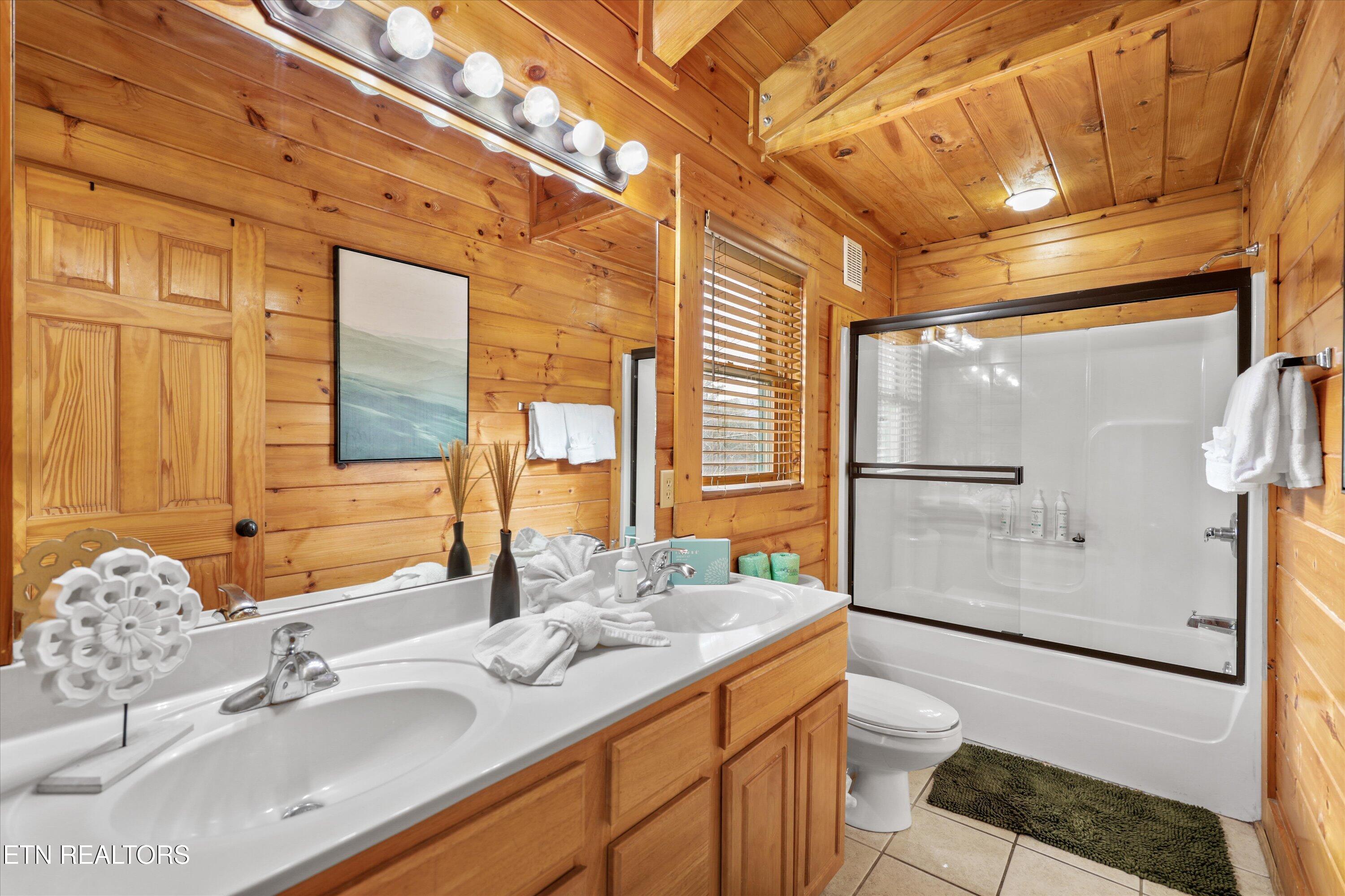 2012 Bear Creek Way Sevierville, TN 37862 - Photo 17 of 42 Primary Suite