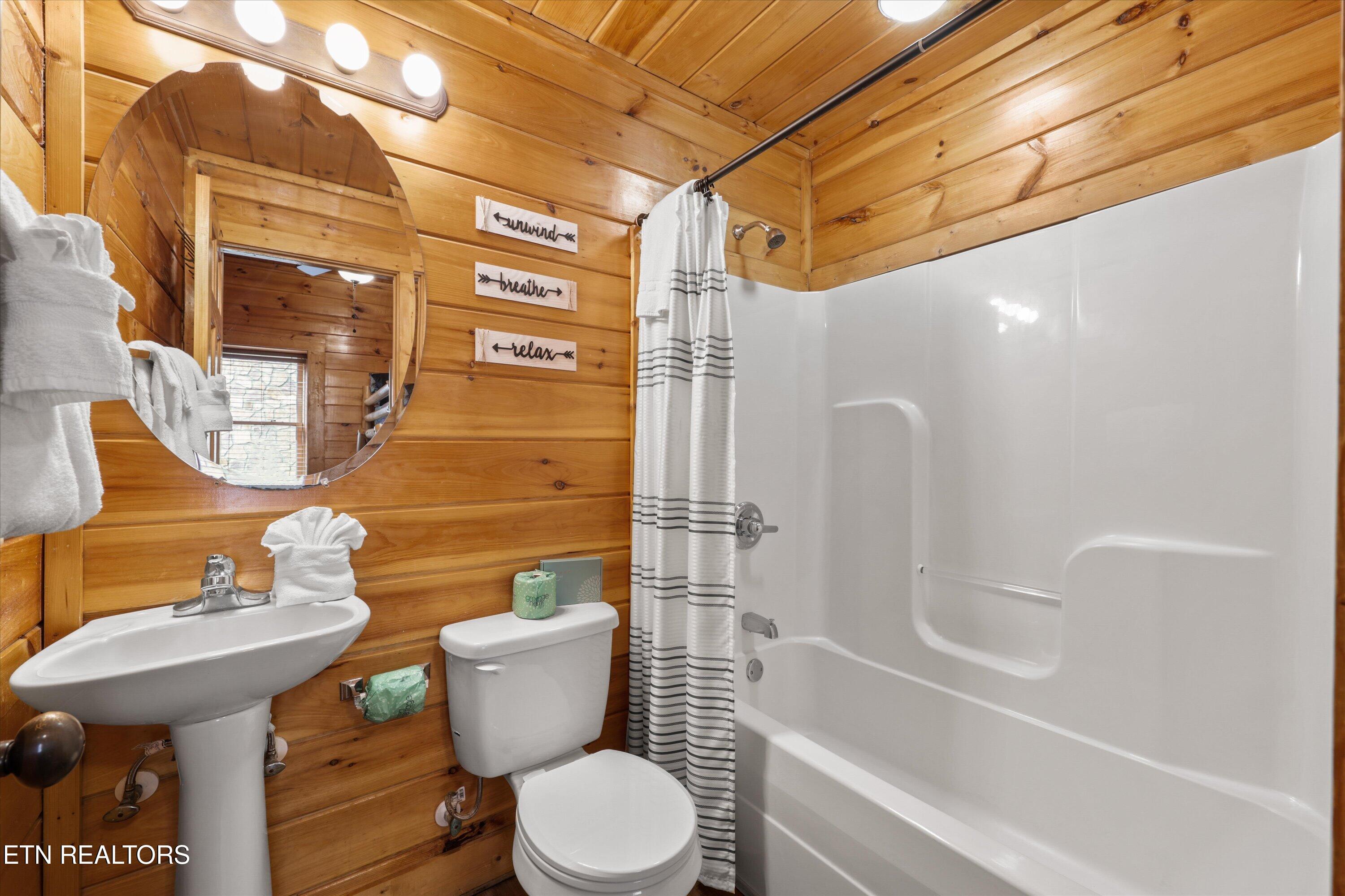 2012 Bear Creek Way Sevierville, TN 37862 - Photo 23 of 42 Bathroom