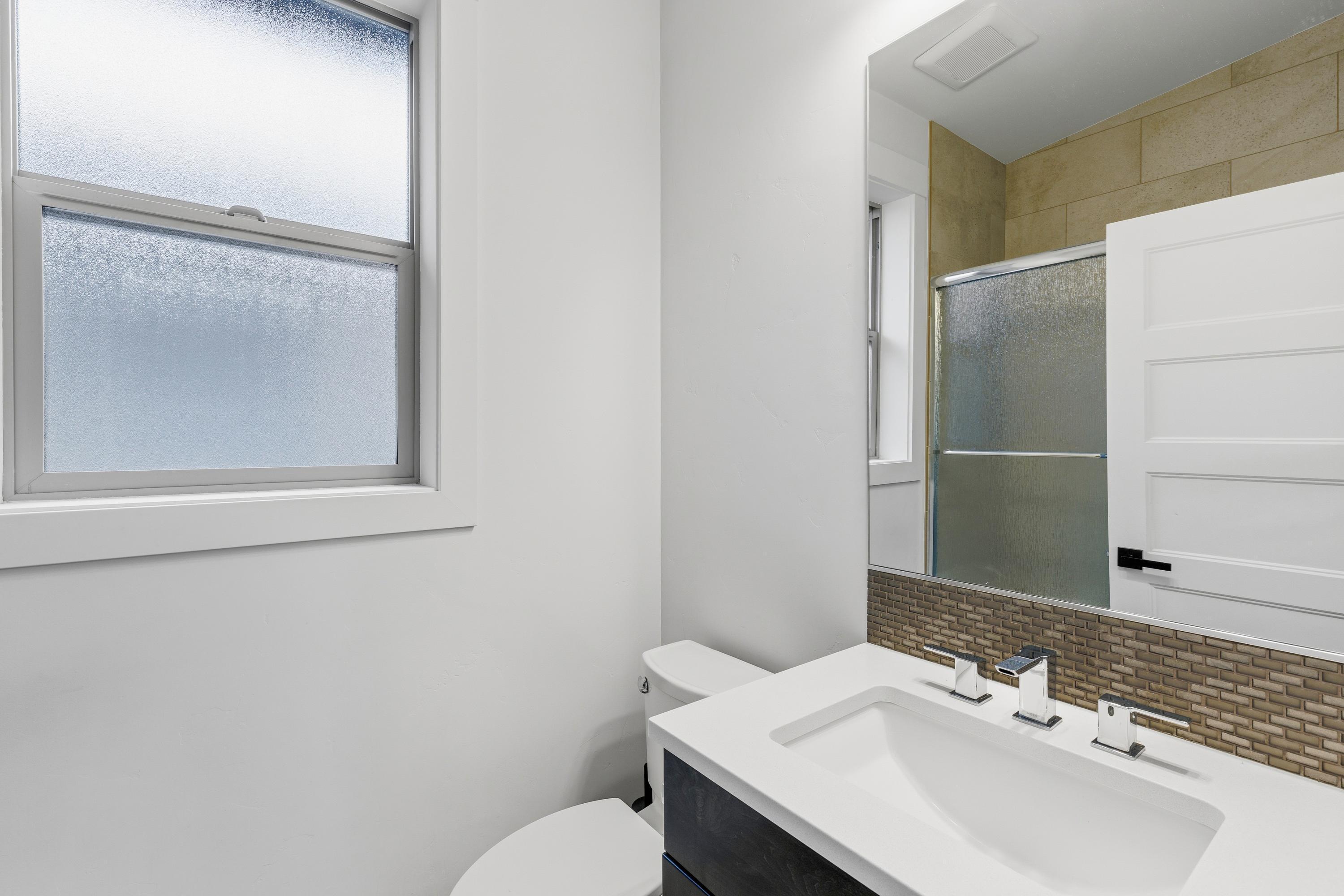 1333 Southwest Boardwalk Lane Bend, OR 97702 - Photo 39 of 46 2nd Level Bathroom
