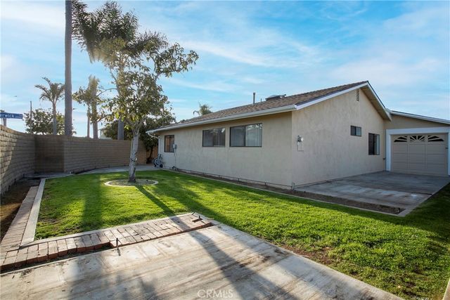 a view of a back yard of the house
