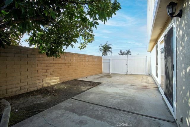 a view of a entrance gate of the house