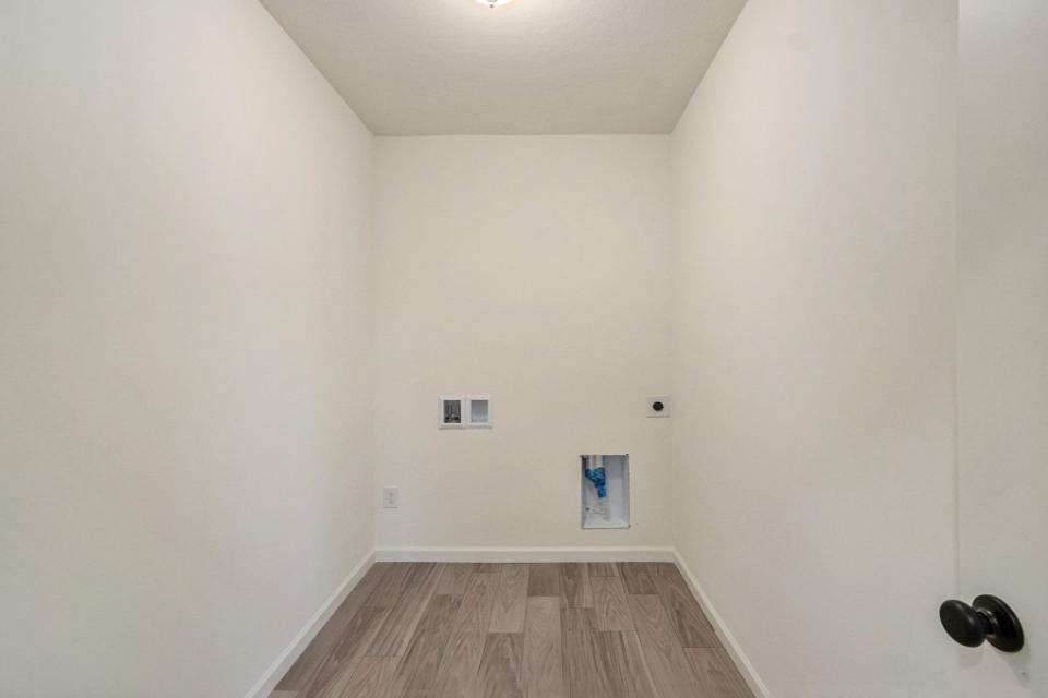 6225 Comiskey Road Stevensville, MI 49127 - Photo 18 of 31 27-APP056-E2390-Laundry