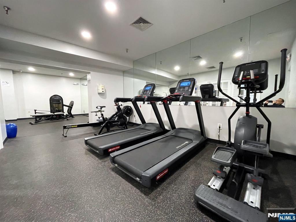 100 Crown Court, Unit 473 Edgewater, NJ 07020 - Photo 21 of 24