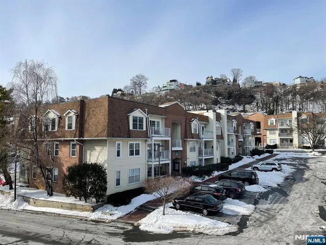 $3,300 | 100 Crown Court, Unit 473, Edgewater, NJ 07020