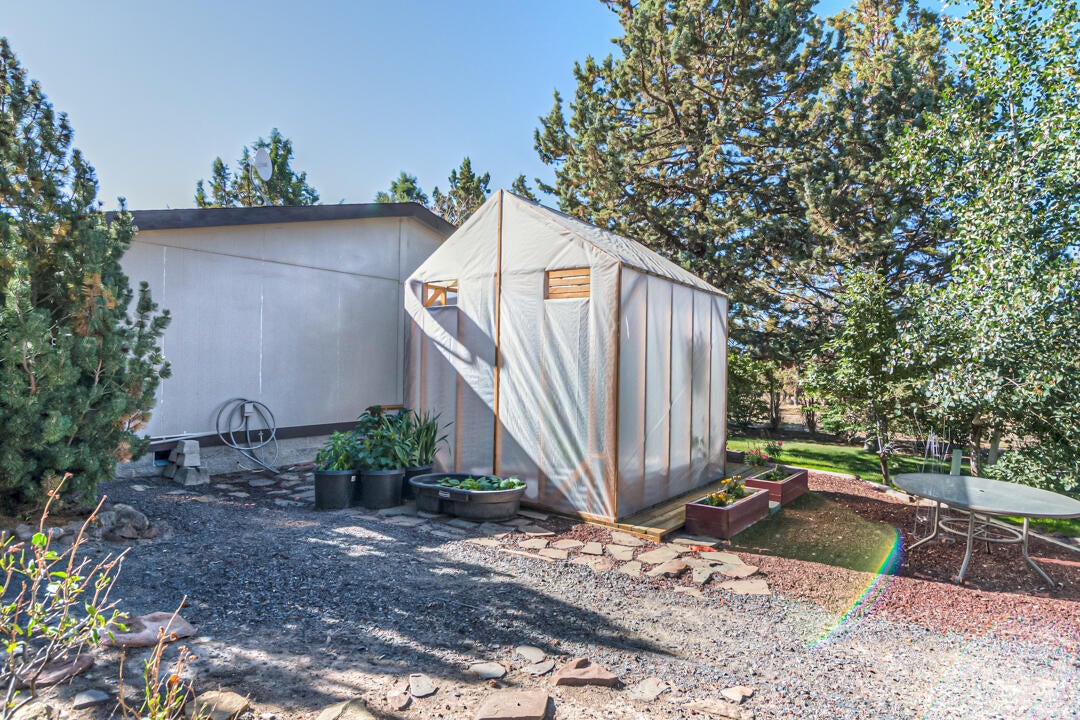 14555 Southeast Crow Road Prineville, OR 97754 - Photo 27 of 29 Green house for fresh vegetables