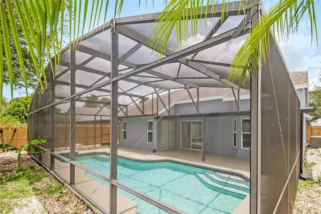 a view of a backyard