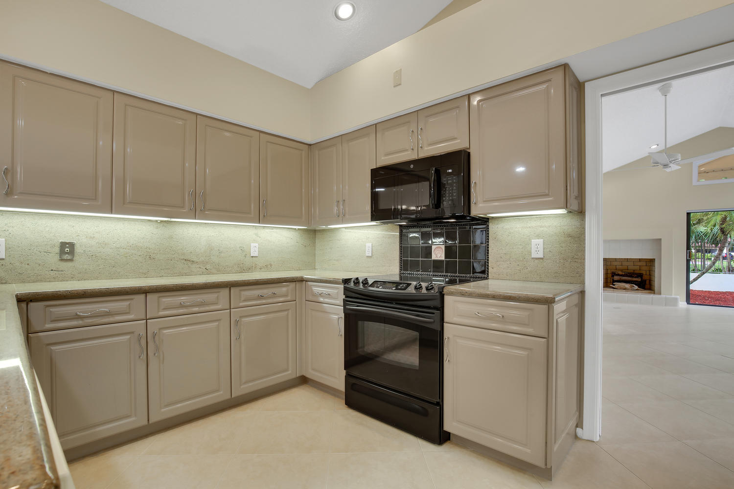 21741 Club Villa Terrace Boca Raton, FL 33433 - Photo 16 of 28 21741 Club Villa Terrace Boca-large-010-