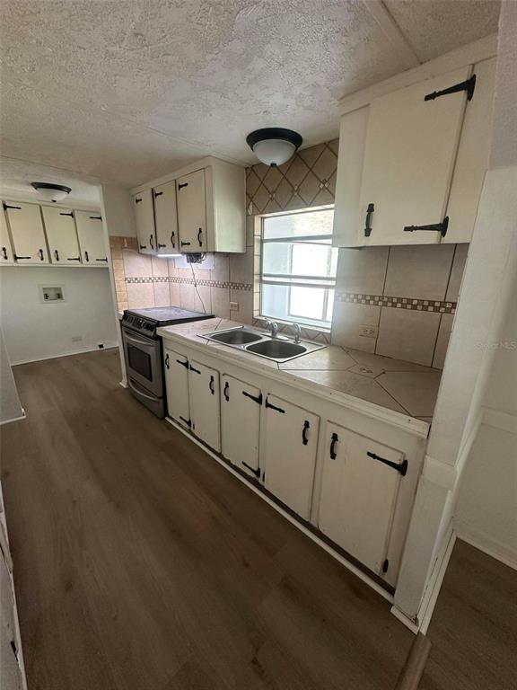 6445 Southeast 173 Lane Summerfield, FL 34491 - Photo 34 of 42 a kitchen that has a sink and a stove