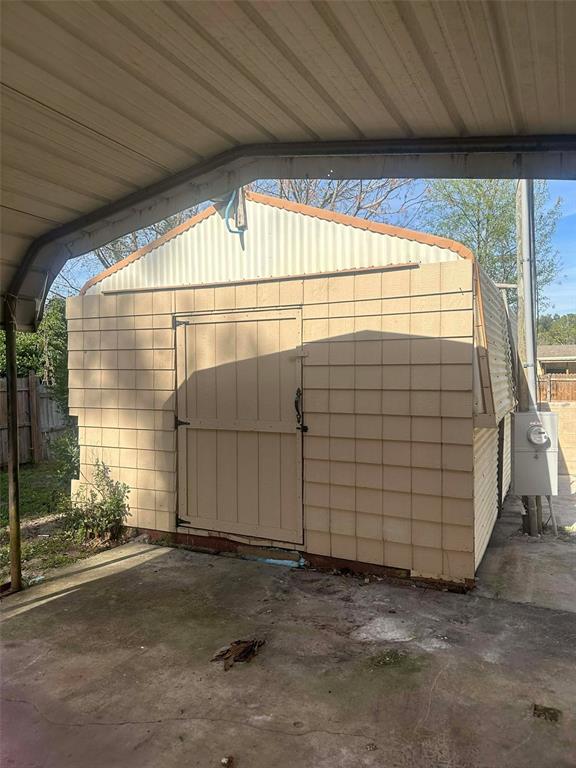 6445 Southeast 173 Lane Summerfield, FL 34491 - Photo 5 of 42 a view of a garage