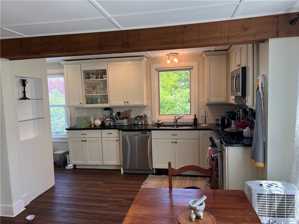 400 Paradise Avenue Middletown, RI 02842 - Photo 8 of 20