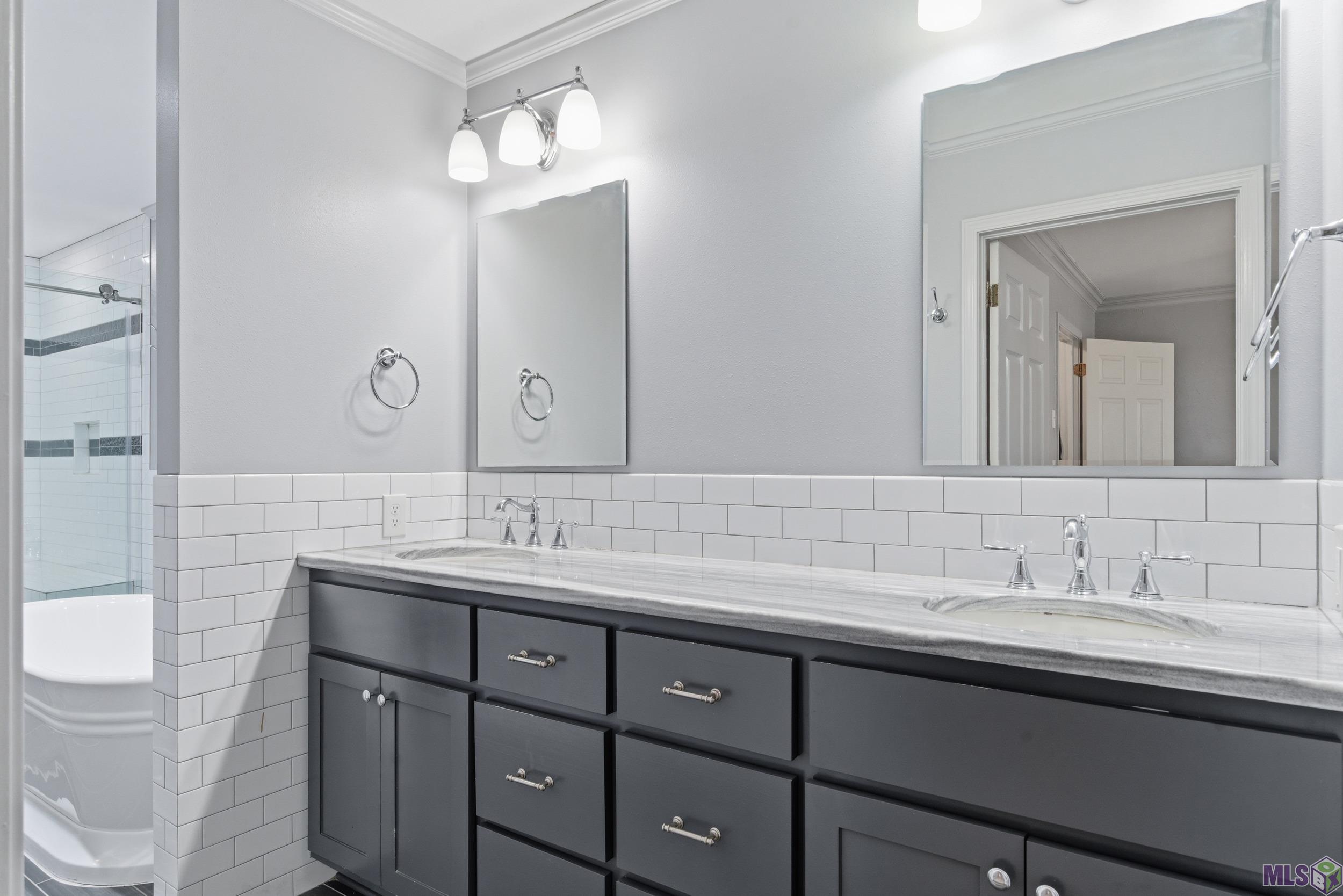 8859 Bayside Avenue Baton Rouge, LA 70806 - Photo 15 of 27 Walk-In Shower