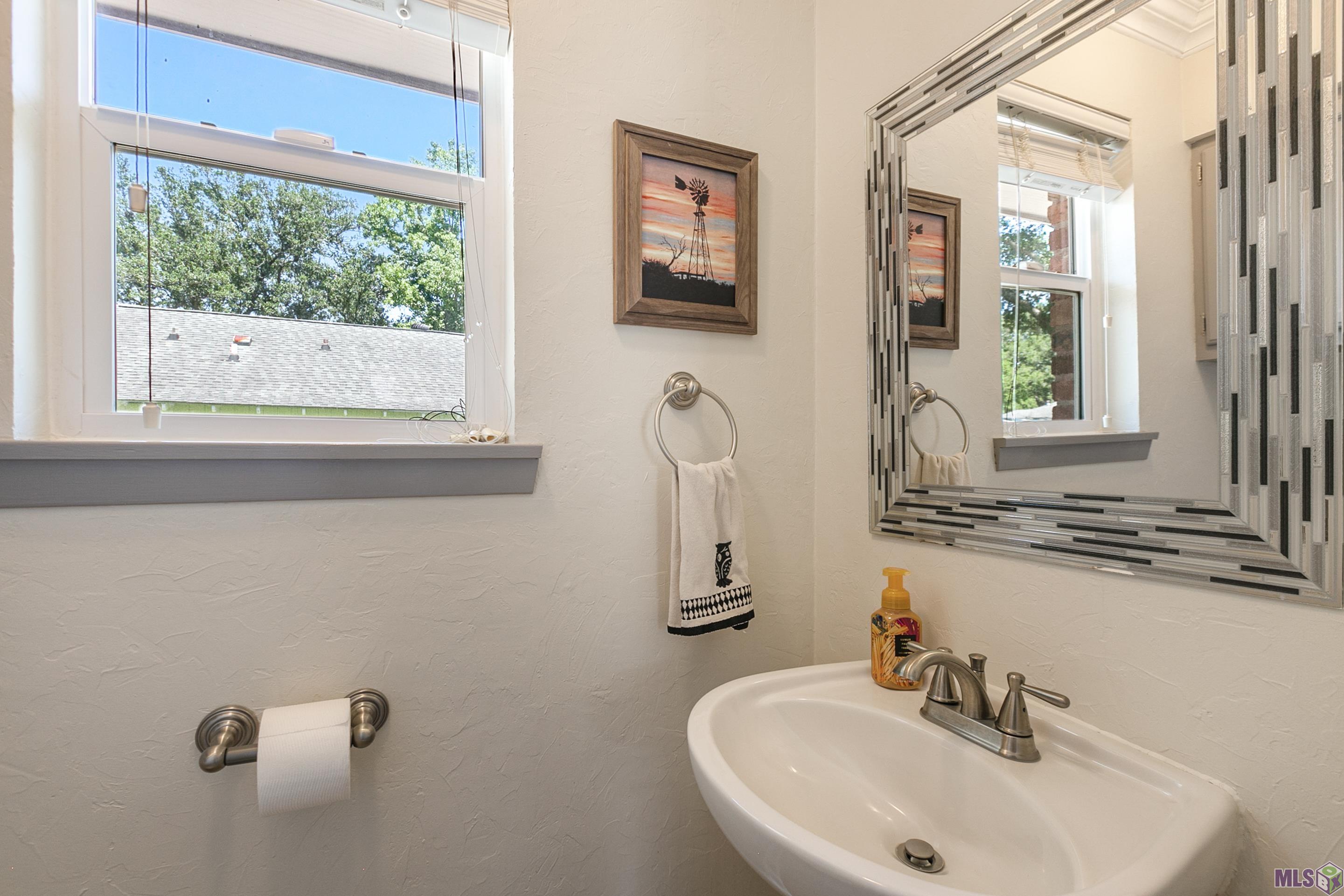 8859 Bayside Avenue Baton Rouge, LA 70806 - Photo 20 of 27 Guests Bathroom