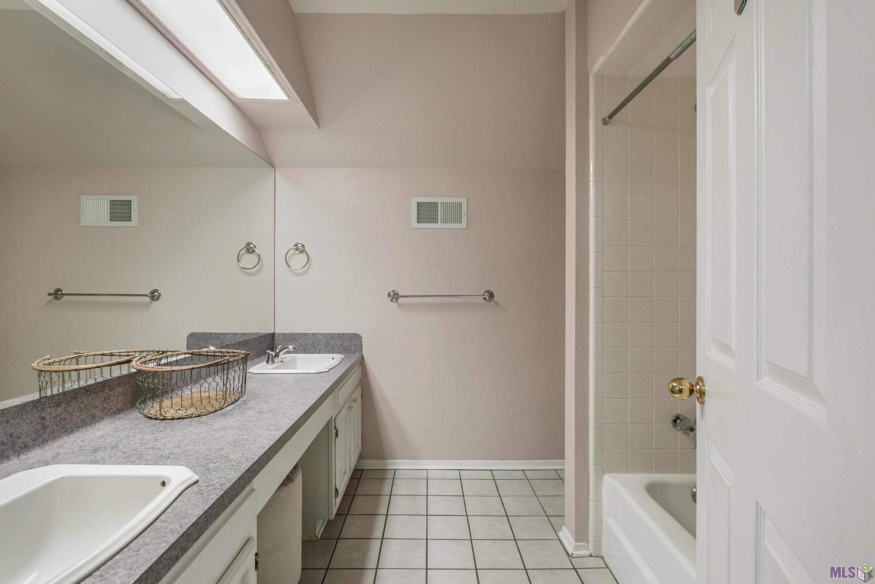 8859 Bayside Avenue Baton Rouge, LA 70806 - Photo 25 of 27 Secondry Bathroom