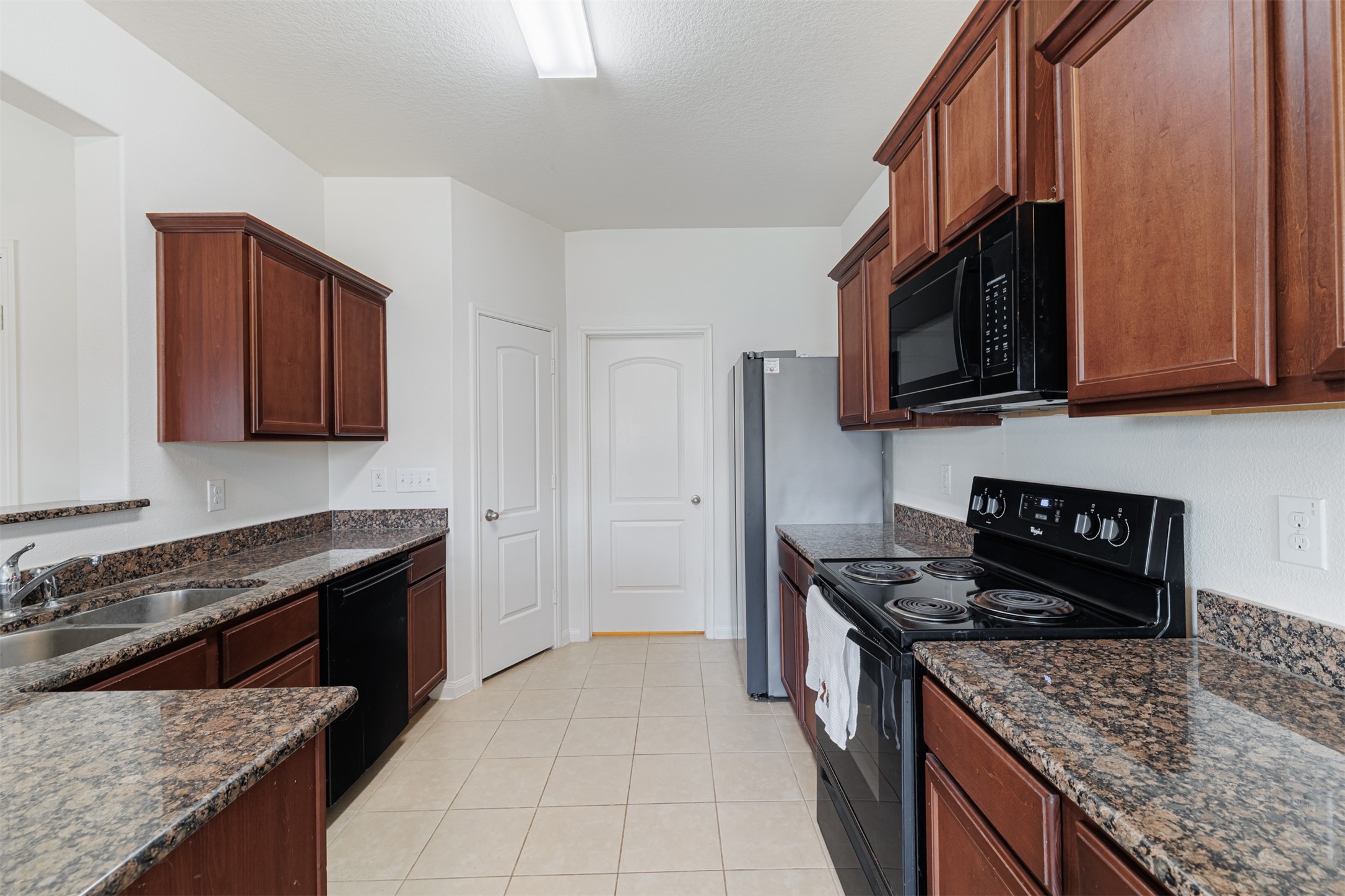 2511 Ocean Cove Circle Rosenberg, TX 77469 - Photo 11 of 25 Kitchen features tile flooring and granite counter tops.
