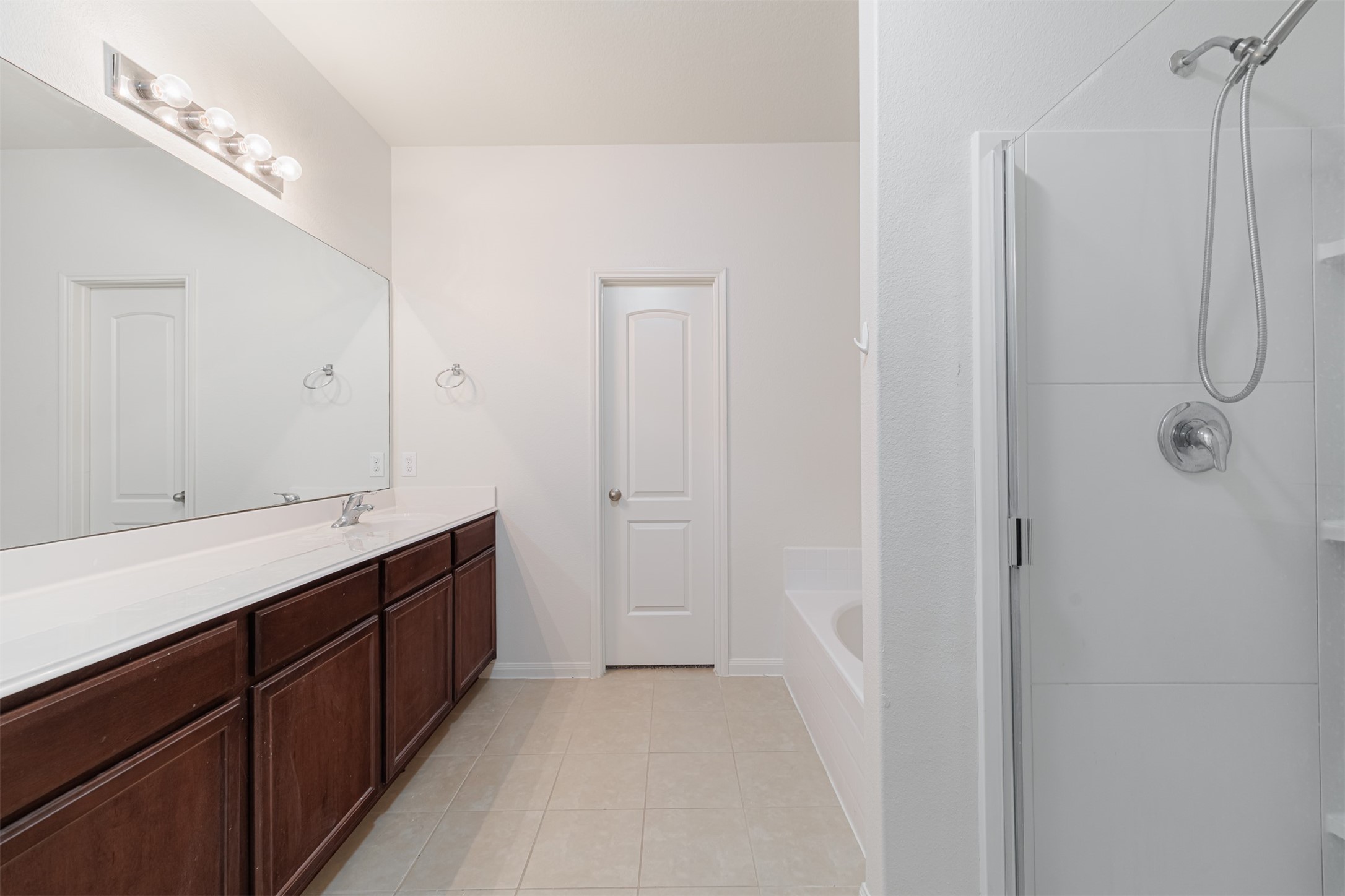 2511 Ocean Cove Circle Rosenberg, TX 77469 - Photo 16 of 25 Primary bath.