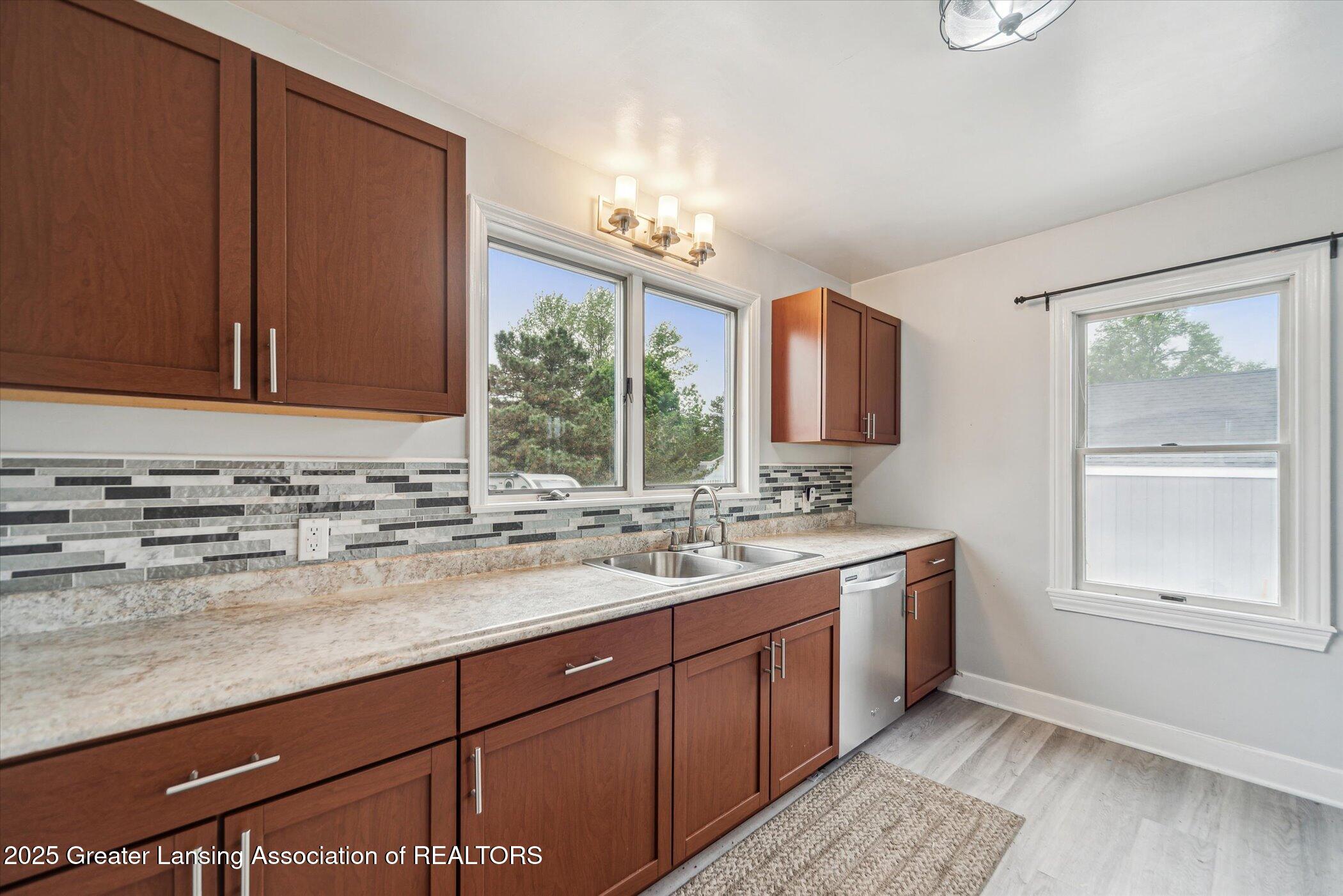 336 South Waverly Road Lansing, MI 48917 - Photo 8 of 33 09-336-S-Waverly-Rd-Lansing-MI-48917-Win