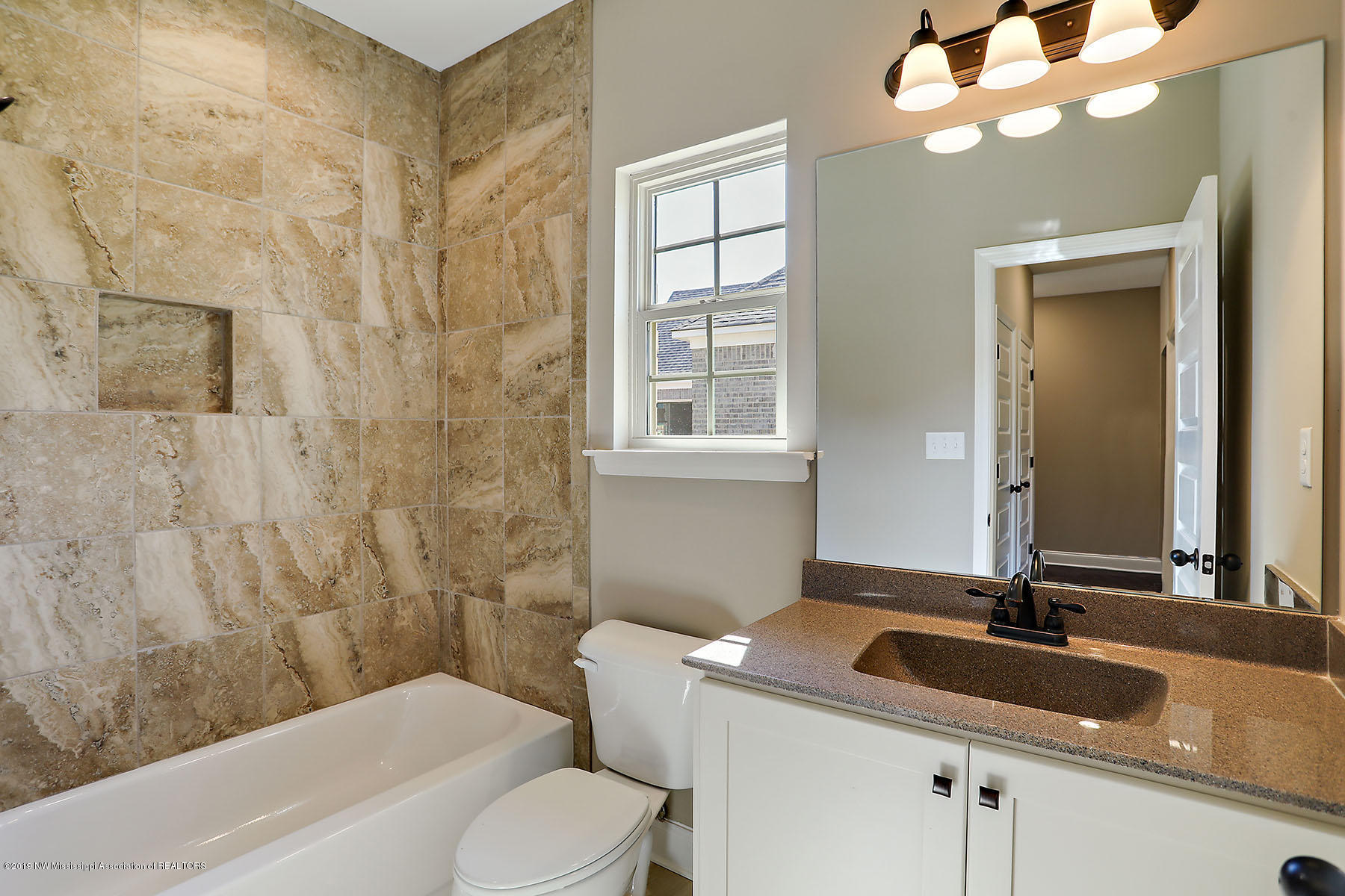 940 Coahoma Court Nesbit, MS 38651 - Photo 18 of 28 2nd bathroom d/s